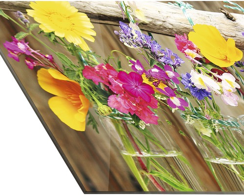 Image décorative en verre avec des motifs floraux dans des verres