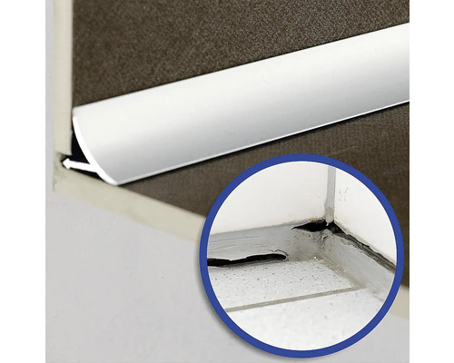 Ecke mit Dichtungsband und Detailaufnahme einer beschädigten Ecke