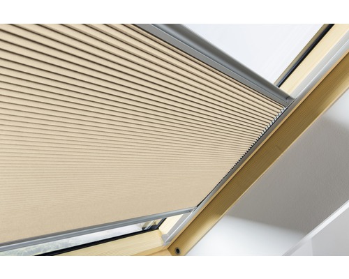 Stores plissés beige sur fenêtre de toit pour l''ombrage