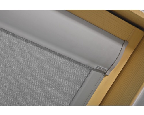 Vue détaillée d''un store de fenêtre de toit de la marque Fakro