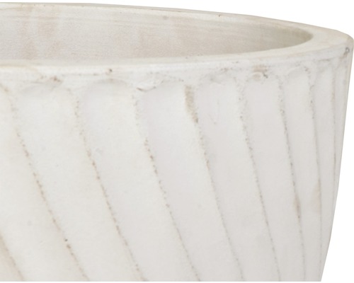 Detailansicht einer Pflanzschale aus Terrazzo mit gerillter Oberfläche