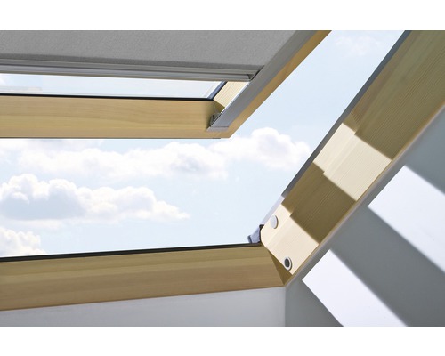 Fenêtre de toit ouverte avec vue sur le ciel