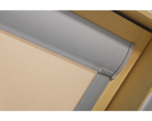 Store de fenêtre de toit dans un cadre en bois