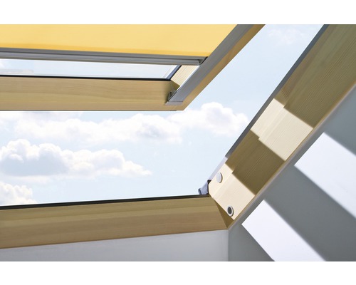 Fenêtre de toit avec fenêtre ouverte et vue sur le ciel