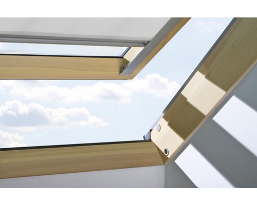 Fenêtre de toit en bois avec vue sur le ciel