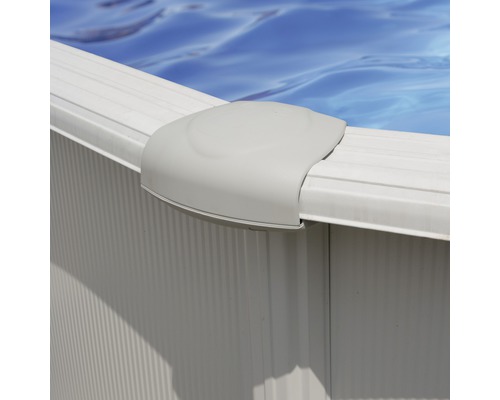 Vue détaillée d''une piscine hors sol avec protection de bord de piscine