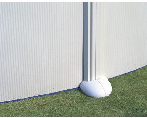 Détail d''une piscine avec pilier de support et pelouse