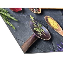 Image de cuisine décorative avec herbes et épices sur des cuillères