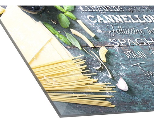 Panneau décoratif avec pâtes, feuilles de lasagnes et basilic