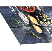 Panneau décoratif avec épices et herbes sur fond en bois