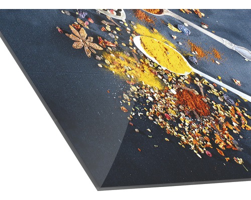 Küchenrückwand mit Gewürzen auf Löffeln