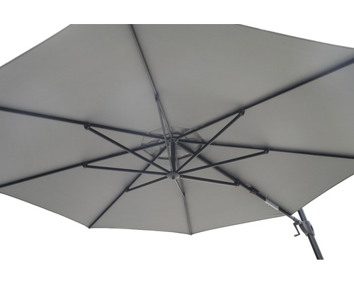 Unteransicht eines rechteckigen Sonnenschirms mit Streben