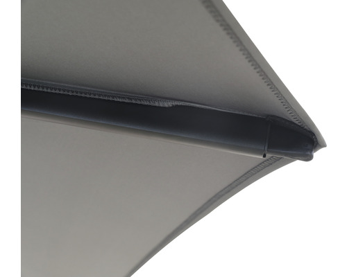 Detailansicht eines grauen Sonnenschirms mit schwarzem Gestänge