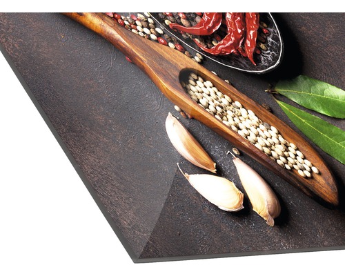 Gewürze, Knoblauch und Lorbeerblätter auf einer dunklen Oberfläche