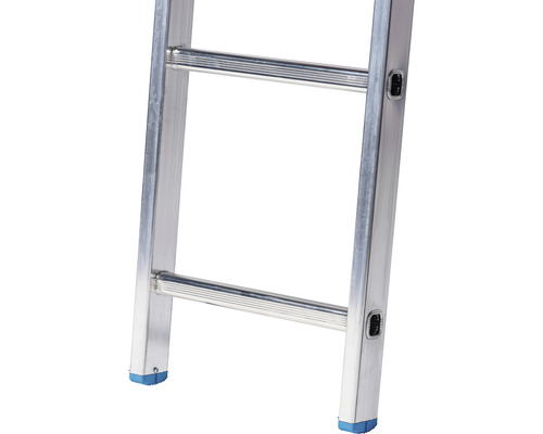 Vue détaillée d''une échelle en aluminium avec des barreaux et des embouts de pied