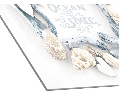 Dekoratives Wandbild mit Strandmotiven wie Treibholz und Muscheln