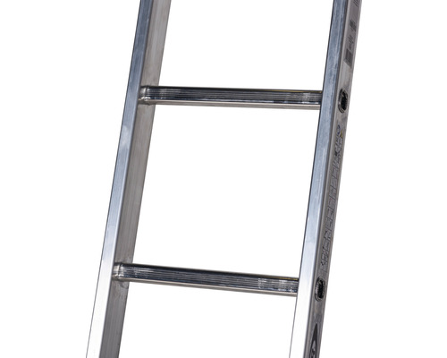 Vue détaillée d''une échelle en aluminium avec des barreaux