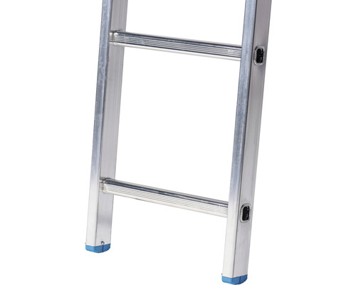 Detailansicht einer Aluminiumleiter mit blauen Fußkappen