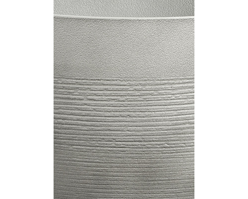 Gros plan d''une jardinière avec des rainures horizontales