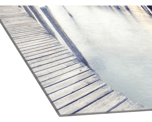 Gros plan d''une jetée en bois menant à l''eau, comme une peinture murale