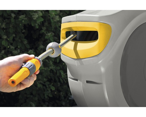 Tuyau d''arrosage avec dévidoir en utilisation