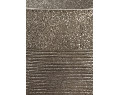 Gros plan d''un pot de fleurs avec des rainures horizontales