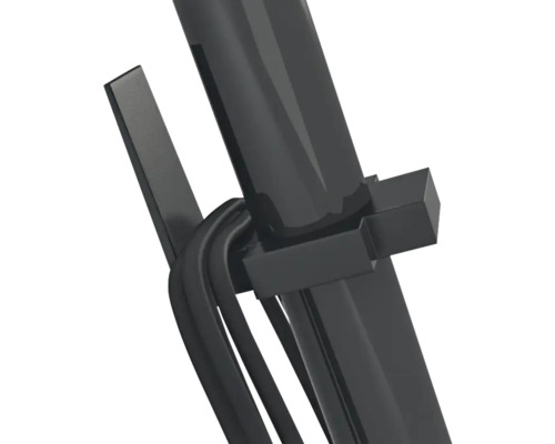 Detailaufnahme eines schwarzen Lampenfußes mit Kabelhalterung