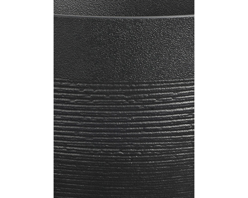 Gros plan d''un pot de fleurs avec une structure à rainures horizontales