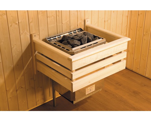 Saunaofen mit Saunasteinen und Holzverkleidung an der Wand