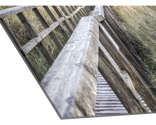 Dekoratives Wandbild mit einem Holzsteg im Gras