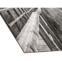 Gros plan d''une photo sur une plaque représentant un escalier en bois.