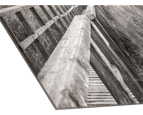 Nahaufnahme eines Fotos auf einer Platte, das eine Holztreppe zeigt.