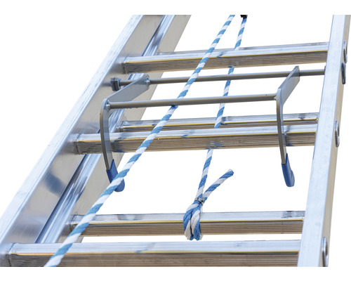 Detailansicht einer Aluminiumleiter mit Seil