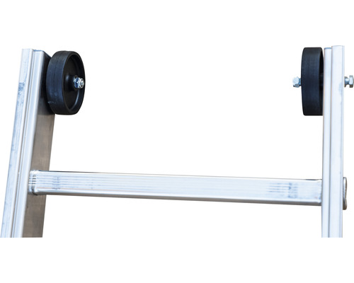 Detailansicht einer Aluminiumleiter mit schwarzen Rollen zur leichteren Bewegung