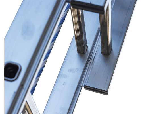 Detailansicht einer Aluminiumleiter mit Sprossen und Seil