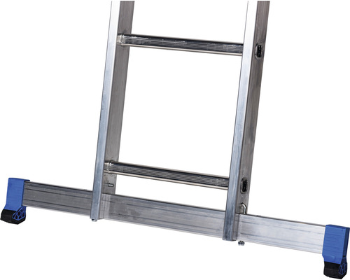 Detailansicht einer Aluminiumleiter mit breiten Füßen für Stabilität