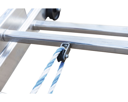 Detailansicht einer Seilzugleiter mit Seil und Rolle