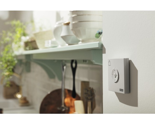 Vue d''une pièce avec commande électronique pour fenêtre de toit Velux