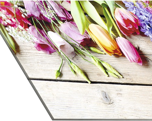 Blumen auf Holzuntergrund