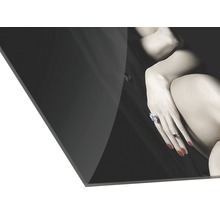 Photographie en noir et blanc d''une femme portant des bagues