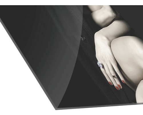 Photographie en noir et blanc d''une femme portant des bagues