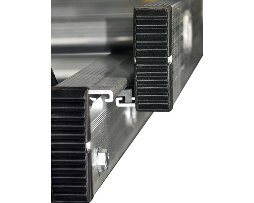 Gros plan d''une échelle en aluminium avec pied noir