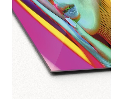 Gros plan d''une photo en verre acrylique avec une représentation abstraite d''un visage