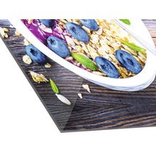 Image sur verre acrylique avec bol de muesli et myrtilles sur table en bois