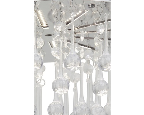 Gros plan d''un plafonnier avec des pendentifs en verre transparent et un éclairage LED.