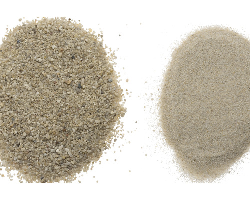 Zwei Sandhaufen unterschiedlicher Körnung für Bauprojekte