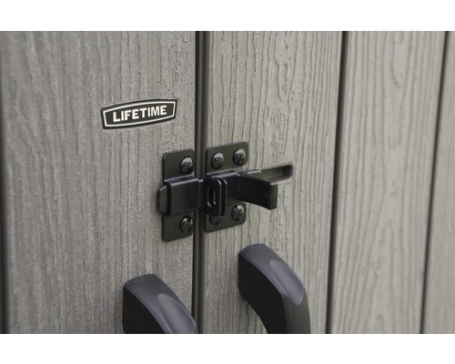 Detailansicht eines Verschlusses und eines Lifetime Logos an einem Gartenschrank