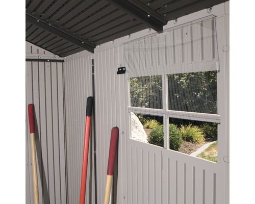 Vue intérieure d''une remise de jardin avec fenêtre et outils de jardinage
