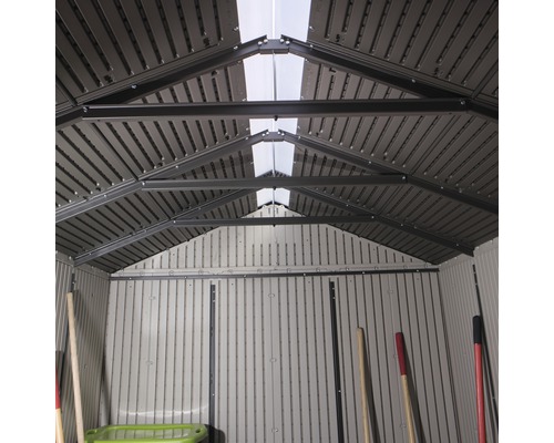 Vue intérieure d''un abri de jardin avec fenêtres de toit pour la ventilation et l''éclairage.
