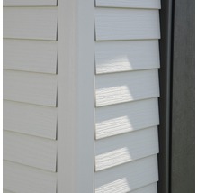Vue détaillée d''une façade avec revêtement synthétique et profil d''angle